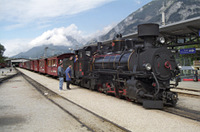 Um 10:40 Uhr steht der 12-Wagen-Zug abfahrbereit am Bahnsteig.