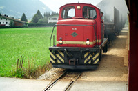 In Schlitters kreuzen wir einen aus Rollwagen bestehenden Holzzug, der von D8 gezogen wird.