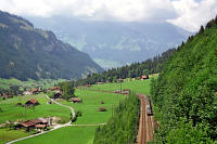 Re 465 007 fährt in wenigen Sekunden mit dem IC 879 (Basel-Brig) in den Fürten-Tunnel I ein