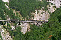 Der EC 90 überquert das Bietschtalviadukt.