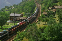 An Ausserberg vorbei, schleppt sich ein Autozug bergwärts in Richtung Bern