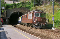 RE 4/4 mit dem IC 879 an der Haltestelle Eggerberg