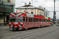 Am Bahnhofsvorplatz von Frauenfeld steht Be 4/4 13 mit Steuerwagen 113