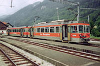 BDe 4/4 Nr. 121 steht am Bahnsteig in Montbovon