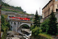 Ein Deh 4/4 II überquert auf einem kleinen Viadukt die Reuss
