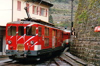 Eng geht es zu zwischen dem Bahnhofsgebäudevon Göschenen und der Stützmauer