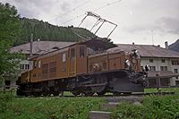Ge 6/6 I Nr. 407 steht in Bergün auf einem Denkmalsockel