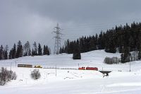 Eine Ge 4/4 I mit einem kurzhen Güterzug oberhalb Bergün