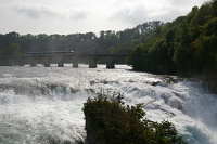 Blick vom Rheinfelsen auf die Rheinbrücke mit RABe 526
