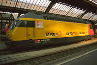 Re 460 070 im Post-Outfit in Zürich ein