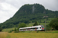 Ein RABe 526 ist vor dem Hohentwiel unterwegs nach Engen.