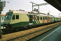 In Samstagern steht RBDe 566 409 auf Gleis 1