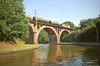 Eine BB 25 (?) mit einem Güterzug auf der Brücke bei Hofmühle.