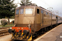 Im Bahnhof Meran steht die zweiteilige E 636 180.