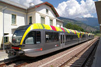 ATR 100 010 und 004 stehen am Bahnsteig in Mals.