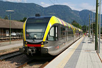 ATR 100 010 und 004 stehen am Bahnsteig in Meran.