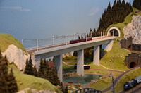 Schienenbus auf der Neubaubrücke