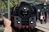 01 519 mit dem Sdz 52298 nach Schwenningen am Bahnsteig in Rottweil