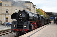 Zum Abschluss nochmal ein Bild von 01 519 mit dem Sdz 52298 am Bahnsteig