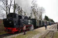 ... und setzte sich vor an den 11 Wagen langen Zug.