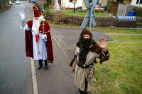 Der Nikolaus und Knecht Ruprecht steigen ein.