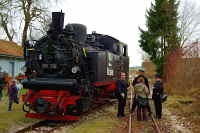 Die 99 716 hat sich vom Zug getrennt und in Positur gestellt.