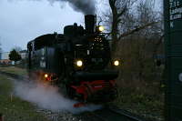 Aber die Lok durfte sich noch nicht ausruhen. Noch einmal mußte sie den Zug nach Maselheim und zurück ziehen. Und diesmal war auch der Weihnachtsbaum beleuchtet.