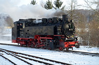 Berta fährt an den Zug.