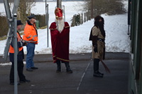 Unterwegs werden der Nikolaus und sein Gehilfe Knecht Ruprecht eingesammelt.
