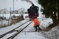 Das Weichen umlegen in Maselheim erfordert Handarbeit.