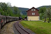 Schaulustige sind immer wieder zur Stelle, wie hier im Bahnhof Epfenhofen.