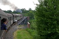 Gleich hinter dem Bahnhof wird das Epfenhofer Viadukt überquert, mit 264 Meter die längste Brücke der Bahn.