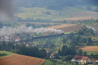 Kurz darauf überquert der Zug den Epfenhofener Viadukt.