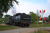 Gemütlich rollt die P8 mit ihrem Zug bei Achdorf talwärts.