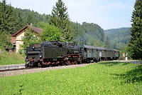 Die Sonne bescheint den in Lausheim-Blumegg einfahrenden Zug.