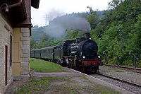 Die P8 erreicht den Bahnhof Epfenhofen.