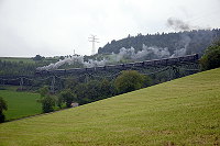 Der Zug auf dem Biesenbach-Viadukt.
