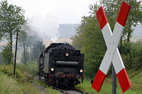 Mittlerweile goss es in Strömen. Dennoch haben wir die Einfahrt des Zuges in Fützen abgewartet.