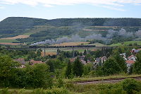 Die P8 "2455 Posen" hat soeben den Bahnhof Epfenhofen verlassen und überquert mit ihren sieben Wagen das Viadukt.