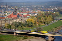 Dieses Bild zeigt die Carolabrücke mit einem darüberfahrendem NGTD12DD.