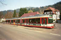 Ein GT8D-MNZ an der Endhaltestelle Dorfstrasse der Linie 4 in Güterstal.