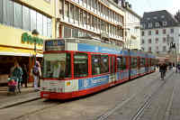 GT8D-MNZ Nr.245 an der Haltestelle Bertoldsbrunnen