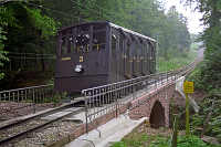 Auf Bergfahrt über die Brücke am Blockhausweg.