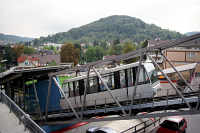 Direkt von der Talstation geht es über eine Brücke die über das Parkhaus ...