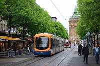 "Rhein-Neckar-Variobahn" (5762) in der Fußgängerzone