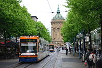 2208 durchfährt auf der Linie 3 vdie Fussgängerzone.