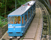 Wagen 2 fährt talwärts in die Station Schloß ein.