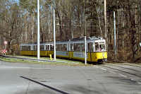 Wagen 435 fährt aus Richtung Stadtmitte in die Haltestelle Stelle ein.