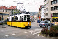 Die B 27 wird überquert. Gleich wird Wagen 438 in die
				Haltestelle Olgaeck einfahren.