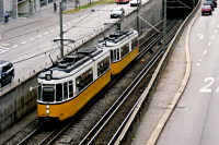 Wagen 438 verlässt den Tunnel in Fahrtrichtung Stammheim.